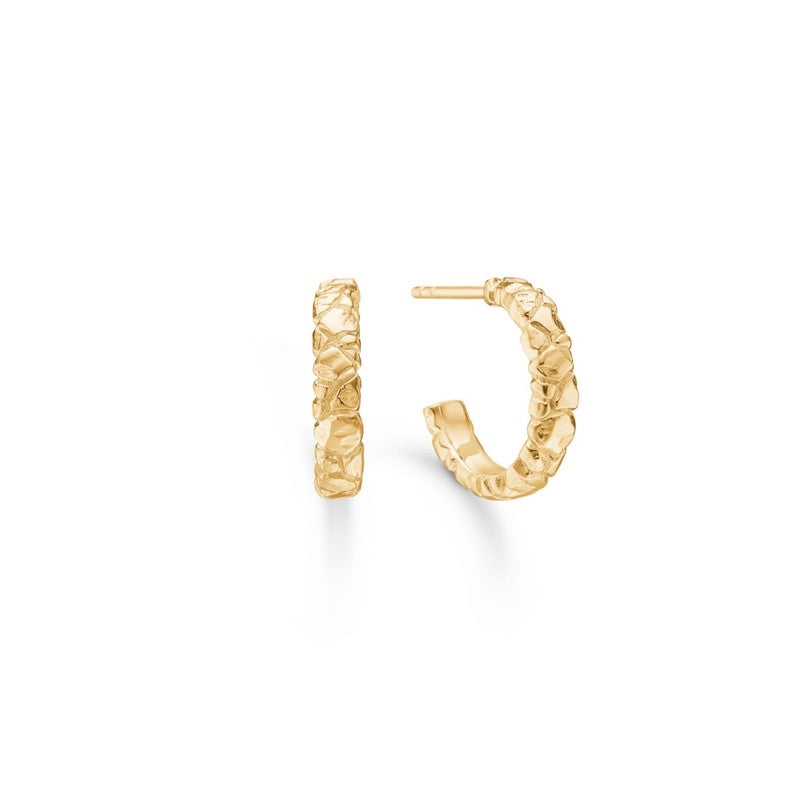 Element hoops fra Studio Z i 18 karat forgyldt sterlingsølv med rå, klippeinspireret struktur.